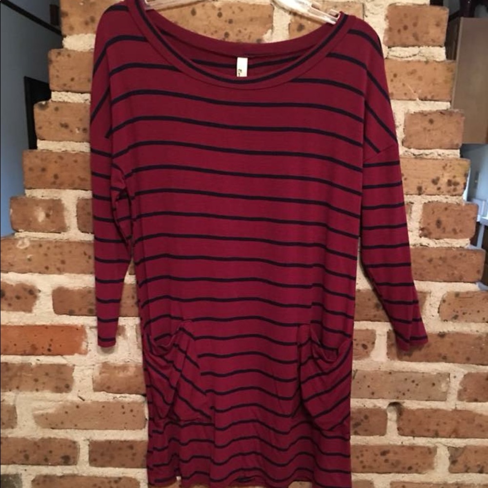 Boutique button back tunic. Small. New with tags